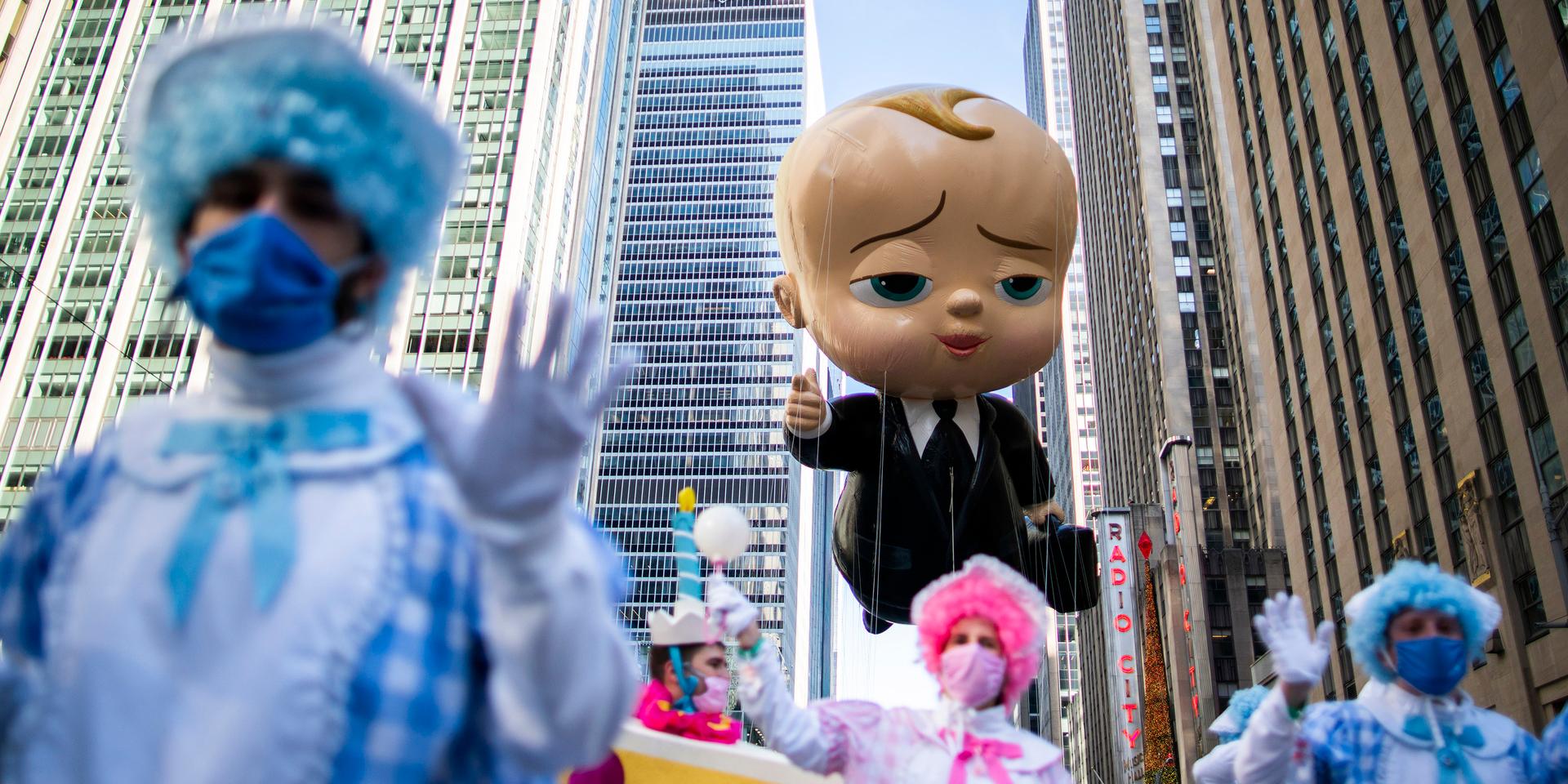 En Baby-boss-ballong glider nedför Sjätte avenyn på Manhattan under torsdagens thanksgiving-parad i New York.