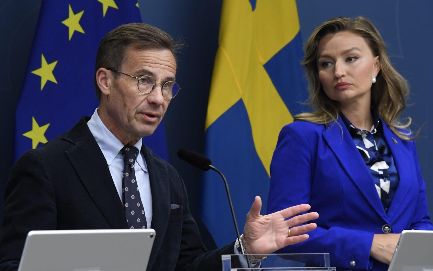 Statsminister Ulf Kristersson (M) och energi- och näringsminister Ebba Busch (KD) får båda kritik av KU.