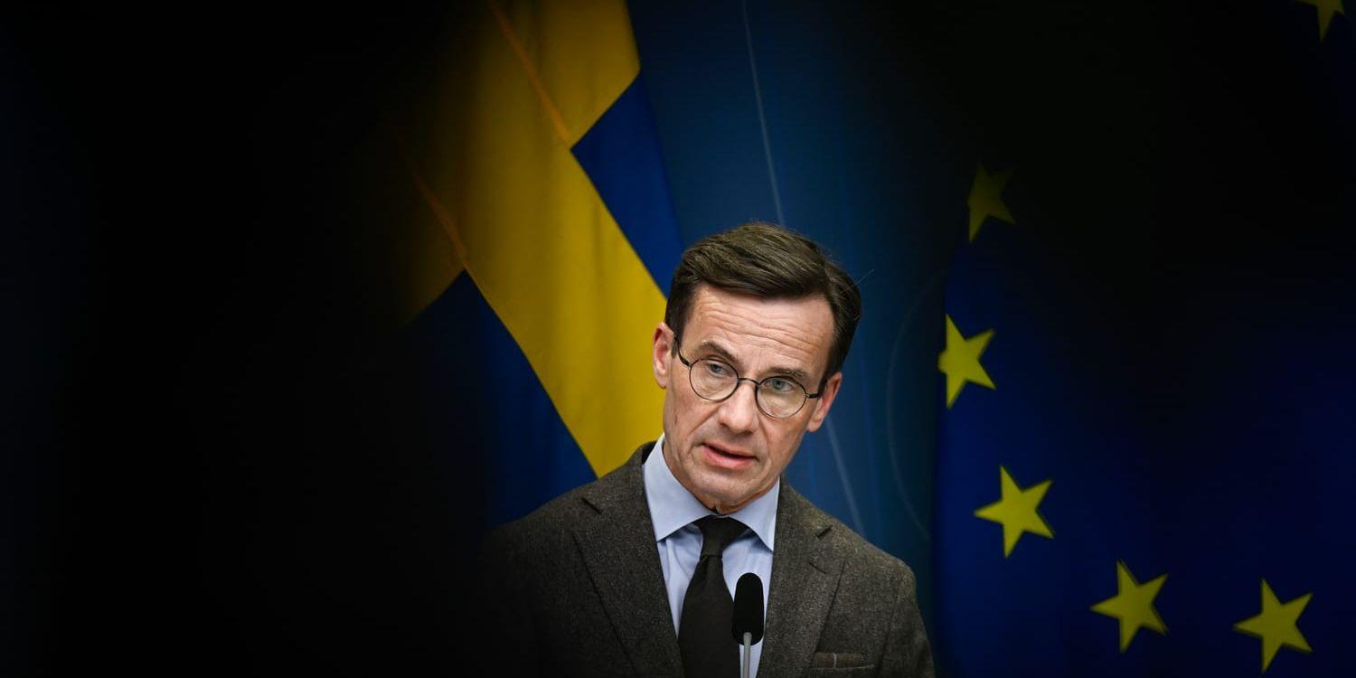 Statsminister Ulf Kristersson (M) kritiseras för uttalanden om Sverige som fossilfri industrination. Han får också en uppmaning, dock inte regelrätt klander, från KU om att han kunde ha övervägt att inte delta i beslutet när en ny nationell säkerhetssamordnare skulle utses, då det är en vän till statsministern.