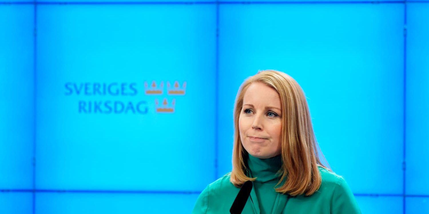 Centerpartiets partiledare Annie Lööf (C) säger sig vara redo att släppa fram Stefan Löfven som statsminister – mot vissa krav.