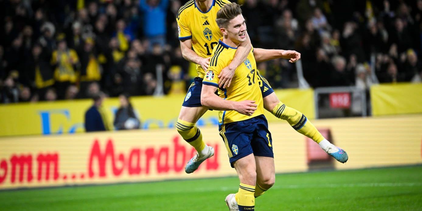 Sveriges Viktor Gyökeres och Mattias Svanberg jublar efter ett mål mot Azerbajdzjan på Friends arena.