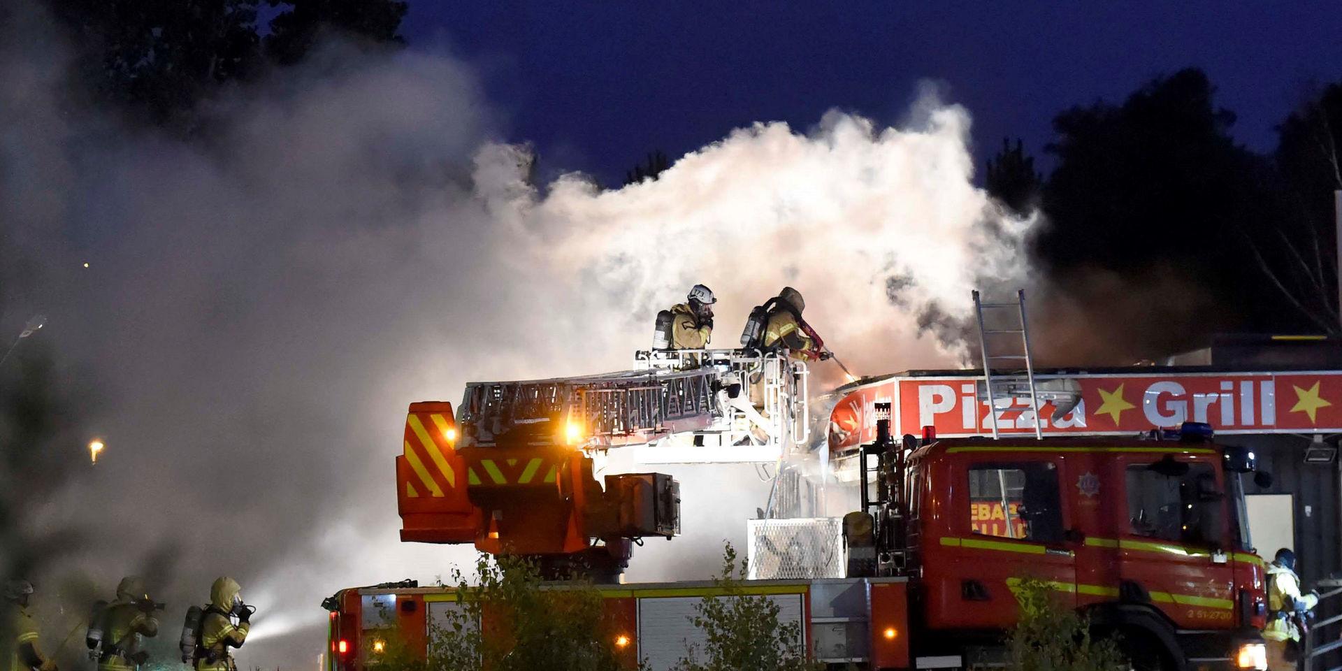 En pizzeria i Askim började brinna kraftigt under natten efter att något exploderat i lokalen. 