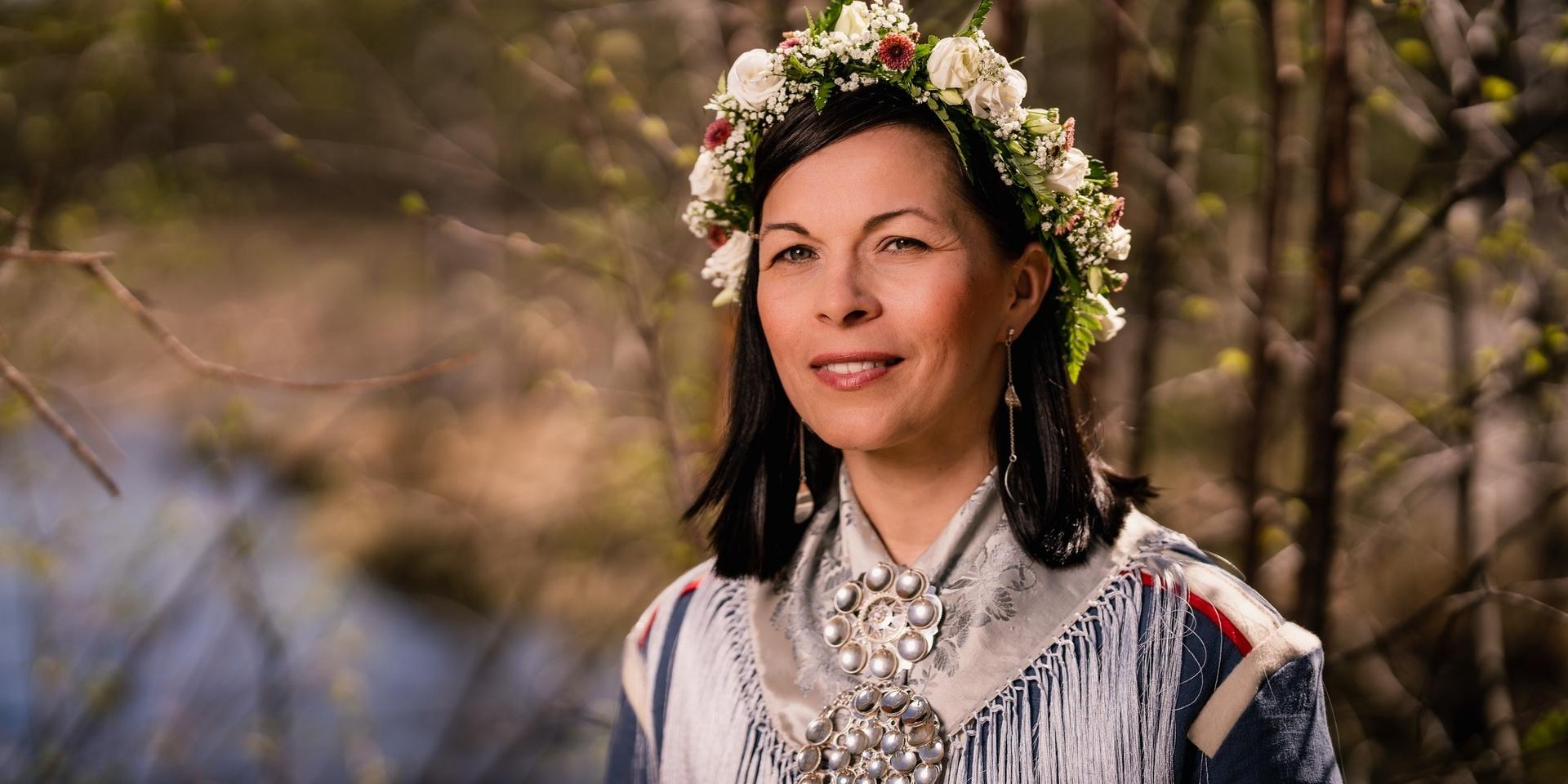 Författaren Elin Anna Labbas sommarprat i P1 handlar om att förlora det samiska språket genom generationer – och återvinna det. 