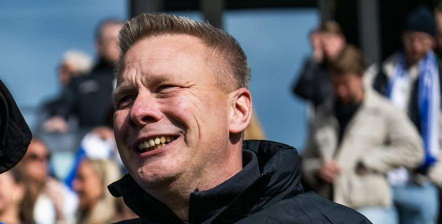 Stefan Billborn ler och håller armen om Imam Jagne.