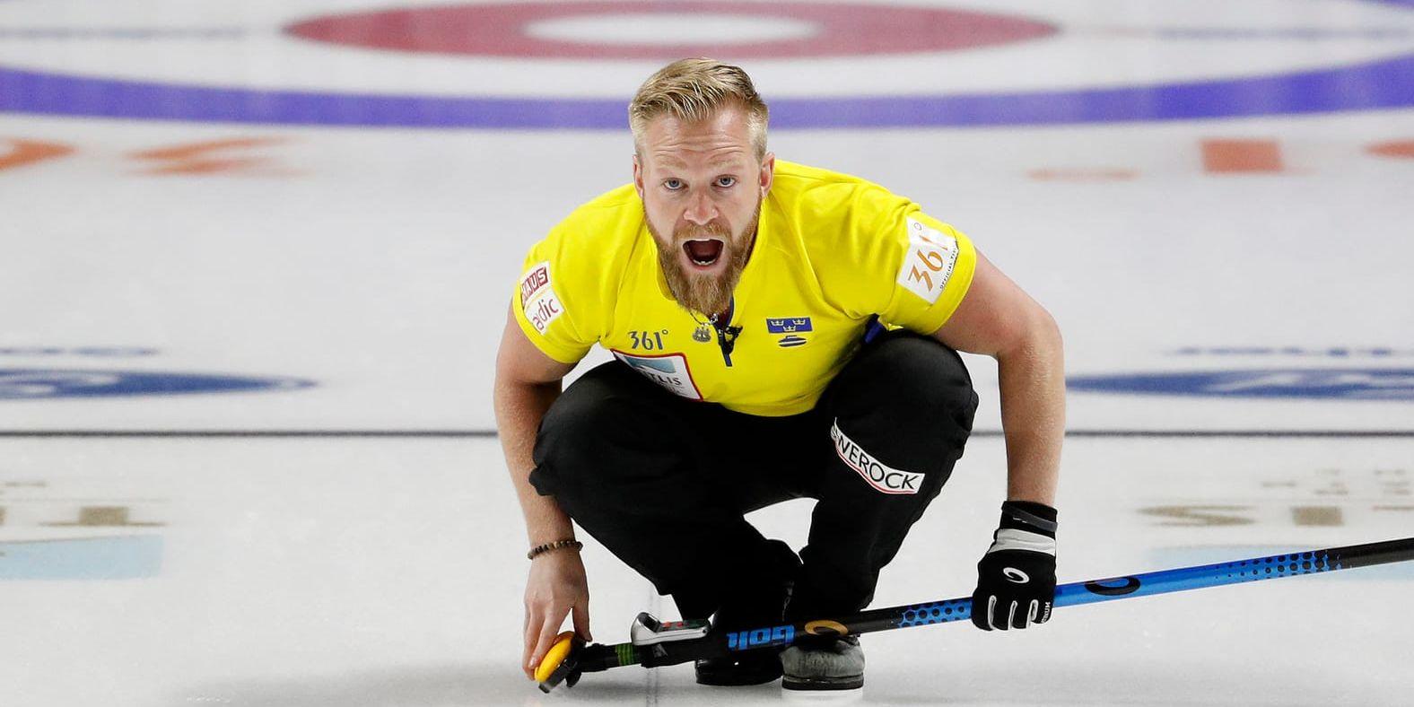 Niklas Edin under finalmatchen i VM, som Sverige vann över Kanada. Nu tvingas Edin till en ryggoperation. Arkivbild.