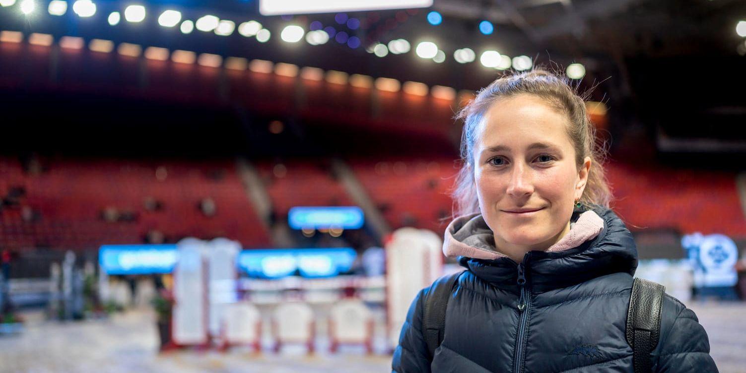 Irma Karlsson är på plats för världscupfinalen i Scandinavium, en arena där hon trivs jättebra. "Det är en väldigt häftig stämning", säger Karlsson och berömmer den svenska ridsportpubliken som kunnig och intresserad.