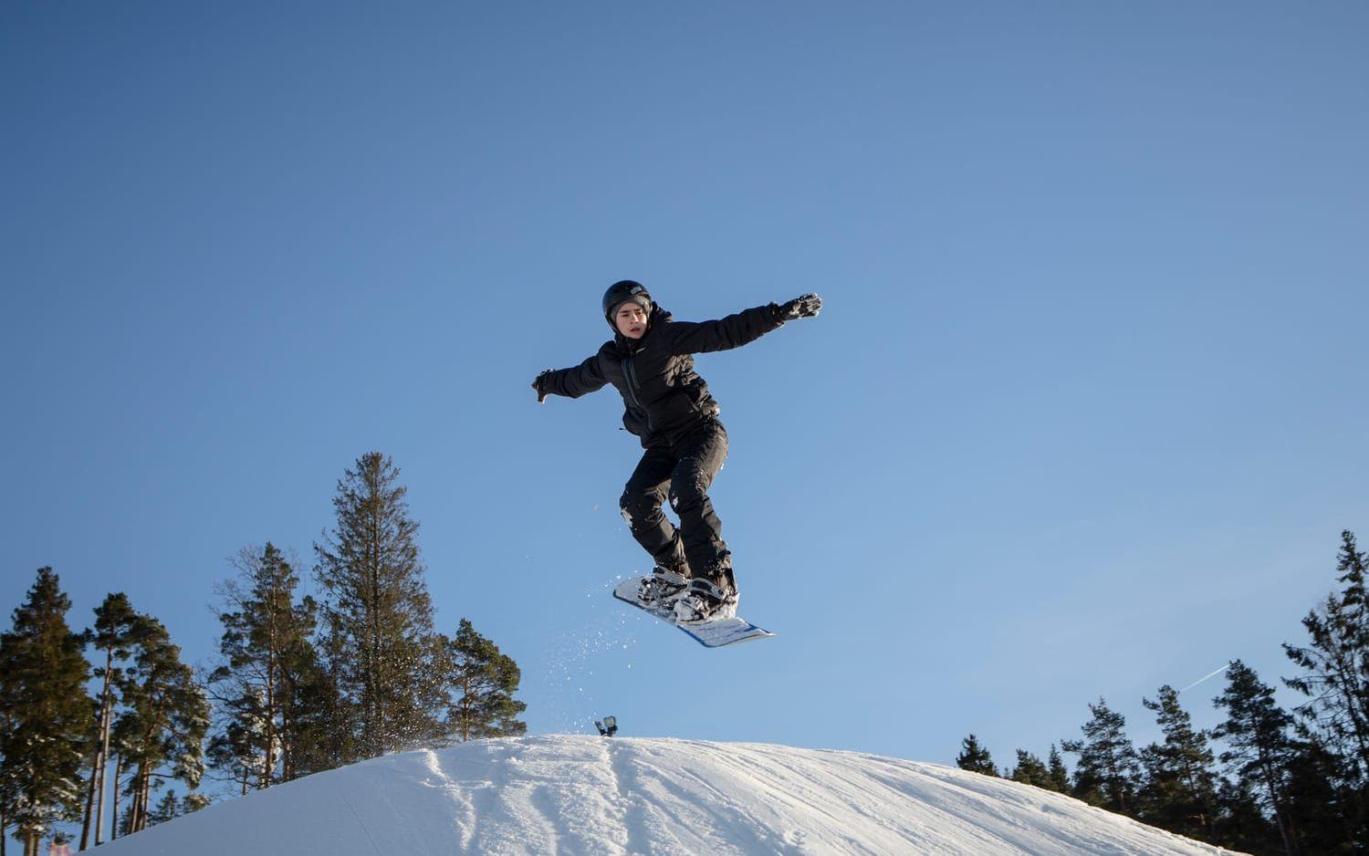 Brädåkare på snö. Denis Gustafsson från Nol åker snowboard och hänger med vänner i Alebacken under hela sportlovet.