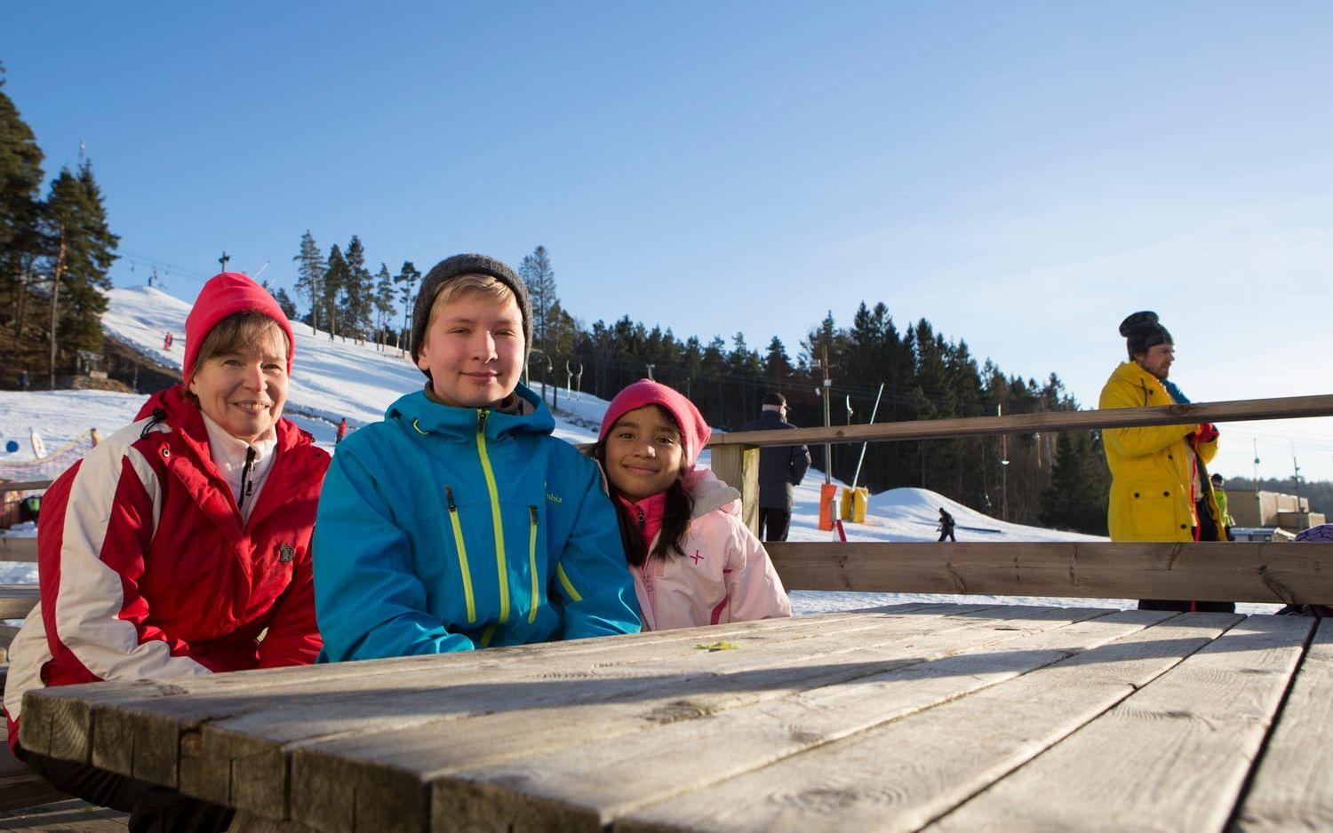 Bergsjöbor. Maria, Natanael och Shrea Möllersjö tog en tur till Ale för att kolla in skidanläggningen.