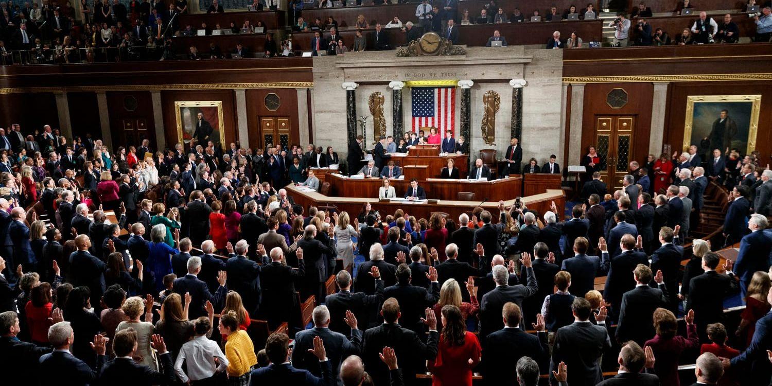 Demokraten Nancy Pelosi väljs till talman i USA:s representanthus, som röstat igenom förslag för att finansiera myndigheterna.