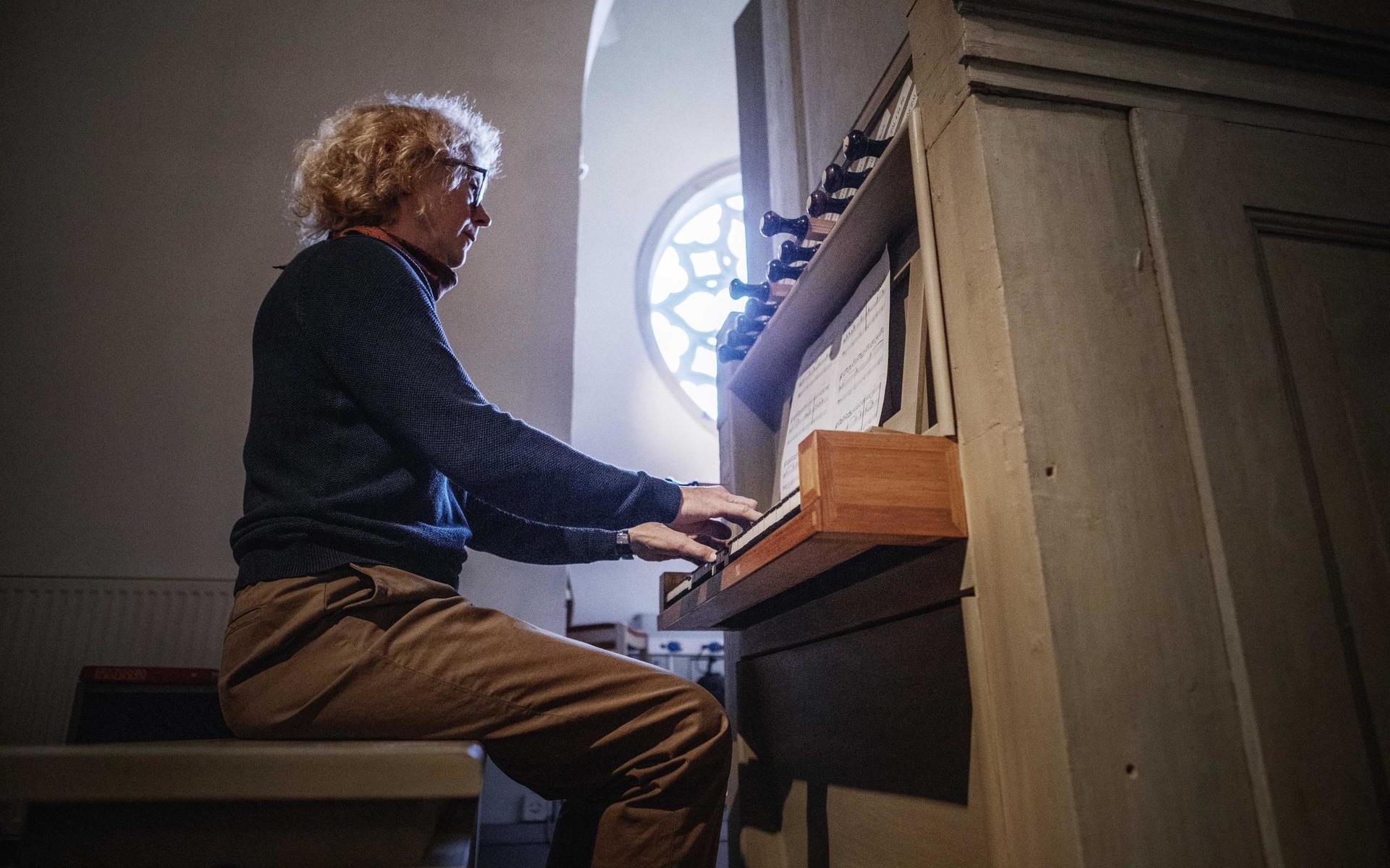 Annette Lennartsson är kantor och njuter av att spela på orgeln.