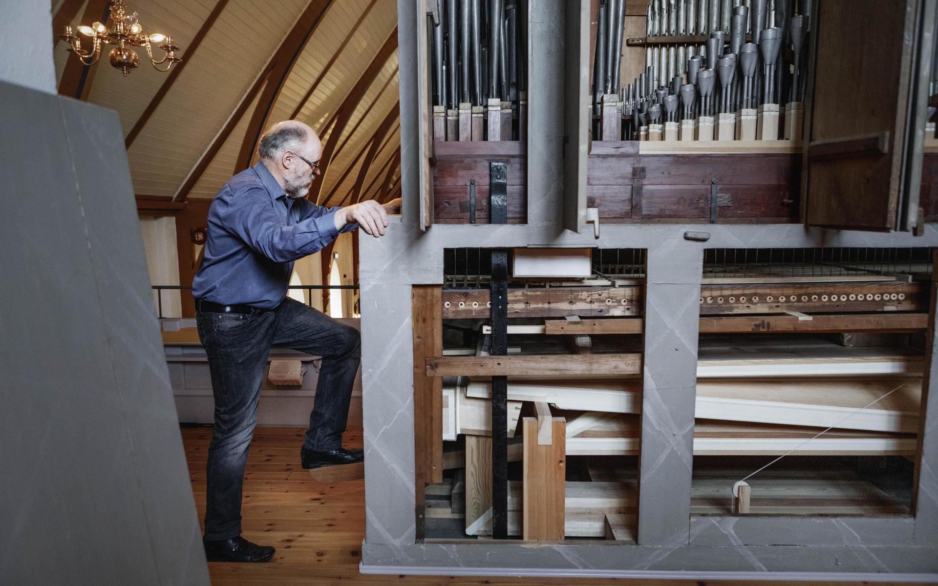 Orgelns innanmäte är ett komplicerat stycke mekanik där varje liten del måste passa och fungera perfekt.
