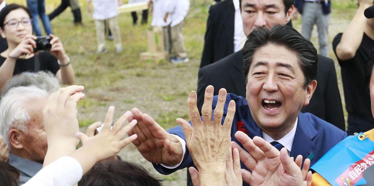 Shinzo Abe, Japans premiärminister, träffar väljare i Fukushima.