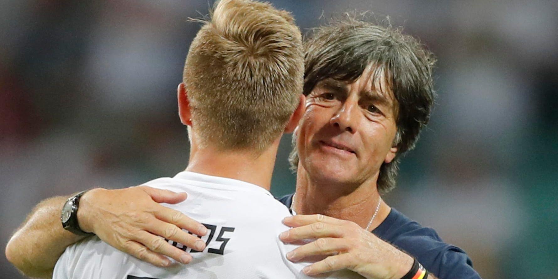 Tysklands förbundskapten Joachim Löw kramar om Toni Kroos efter det avgörande målet.