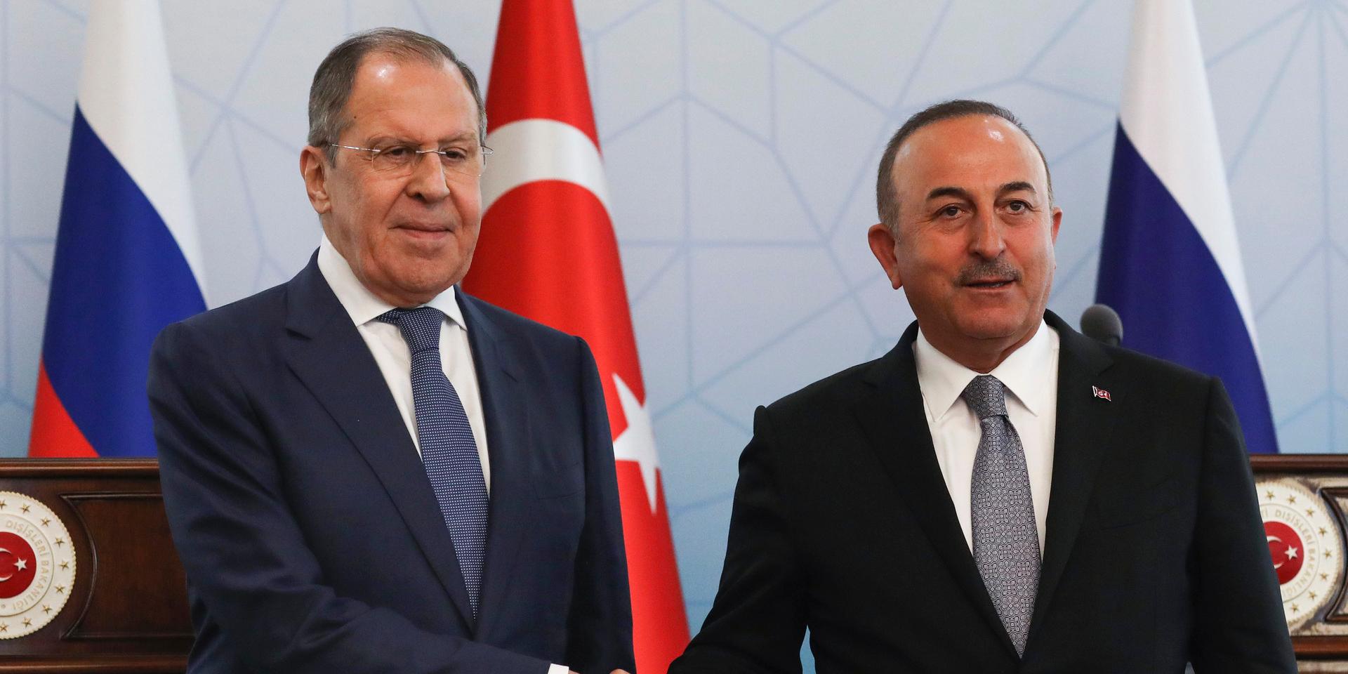Rysslands och Turkiets utrikesministrar Sergej Lavrov och Mevlüt Cavusoglu efter det bilaterala mötet om spannmålskrisen i den turkiska huvudstaden.