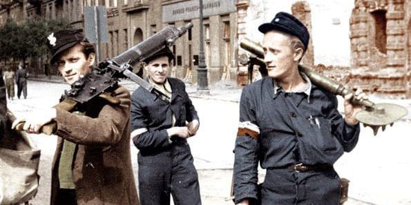 Polska motståndsmän med tyska vapen under Warszawaupproret 1944.