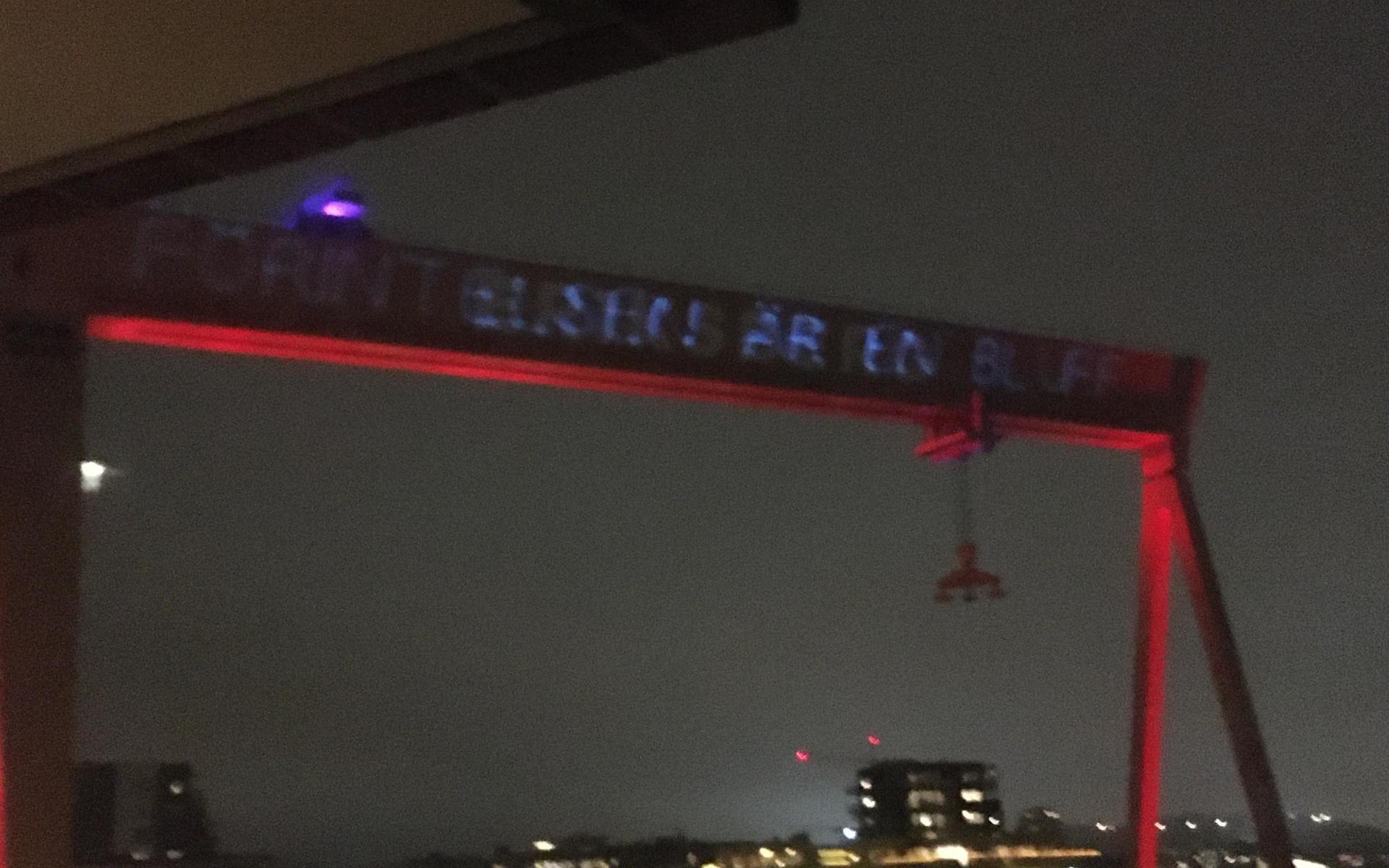 Ett antisemitiskt budskap lyste på Eriksbergskranen under onsdagskvällen.