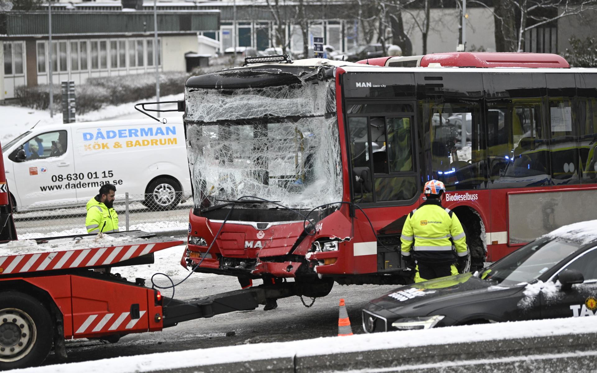 Tre bussar i linjetrafik har kört in i varandra på E18 vid Danderyds sjukhus, norr om Stockholm. Sju personer har förts till sjukhus för vård, bland dem finns två av busschaufförerna. 
