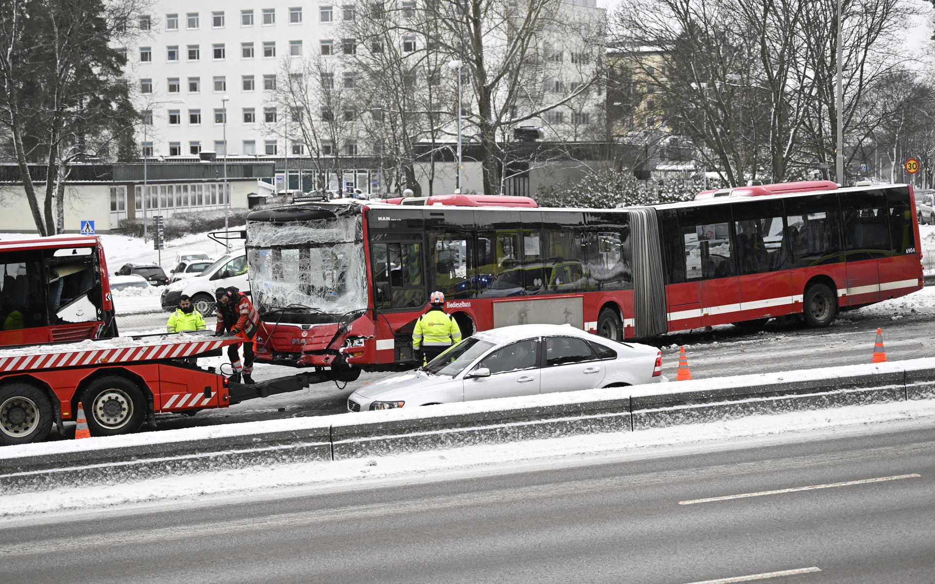 Tre bussar i linjetrafik har kört in i varandra på E18 vid Danderyds sjukhus, norr om Stockholm. Sju personer har förts till sjukhus för vård, bland dem finns två av busschaufförerna. 