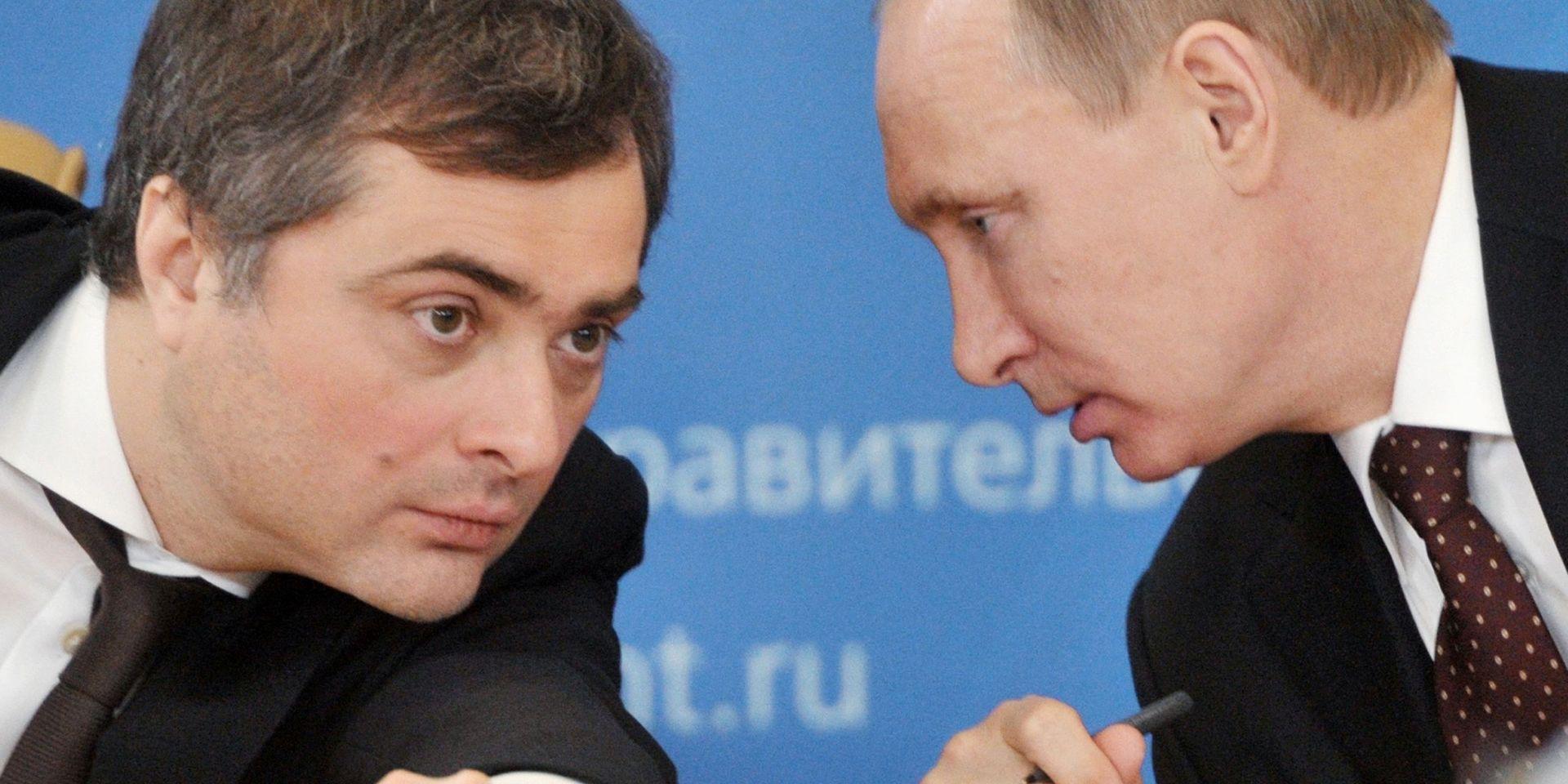 Rådgivaren Vladislav Surkov och president Vladimir Putin under ett samtal i februari 2012. 