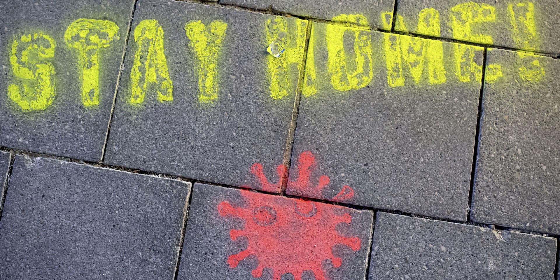 'Stanna hemma!'. Uppmaningen har sprejats på asfalten i München i Tyskland.