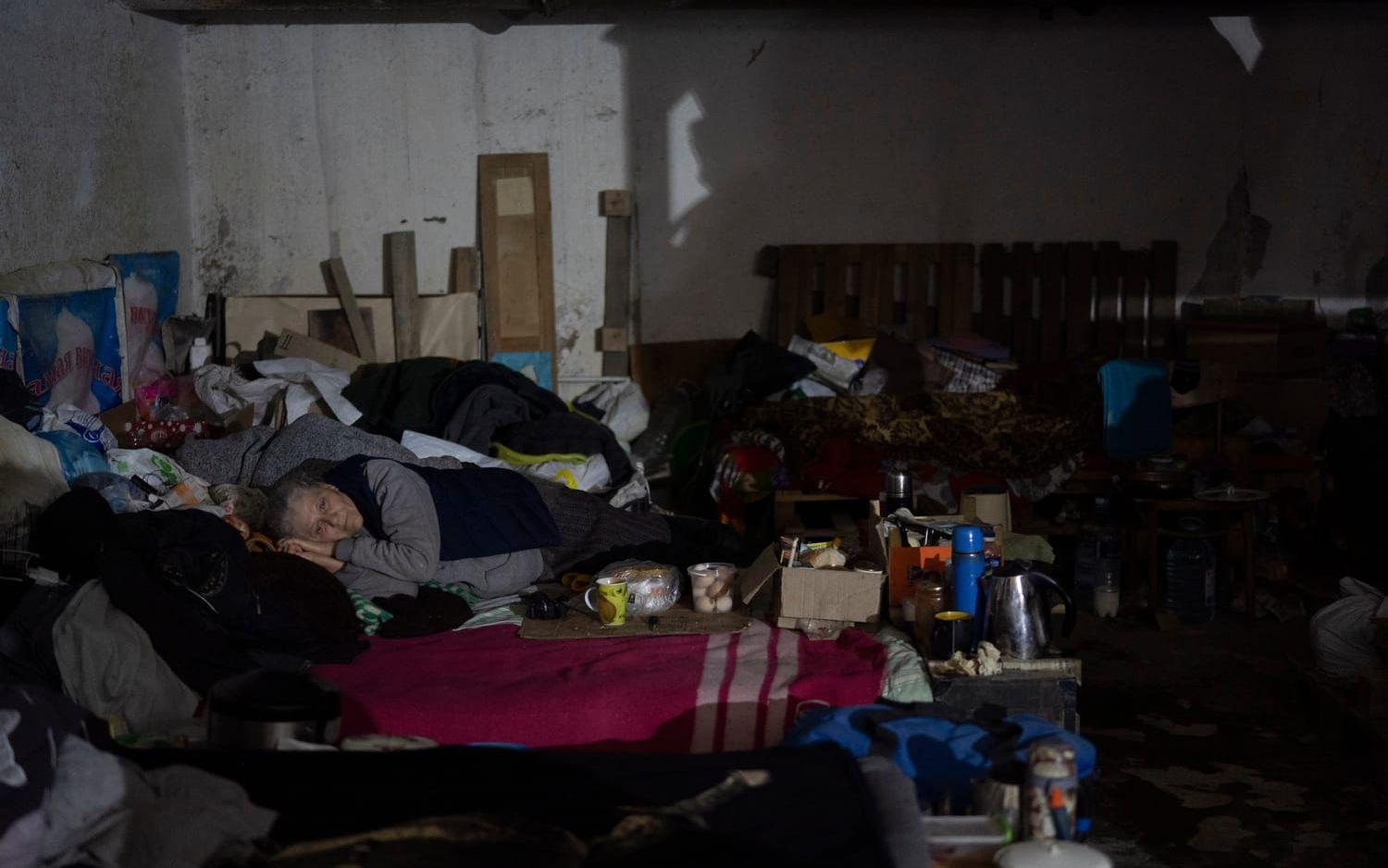 En kvinna söker skydd mot striderna i Sievjerodonetsk. Bilden är tagen i mitten av maj.