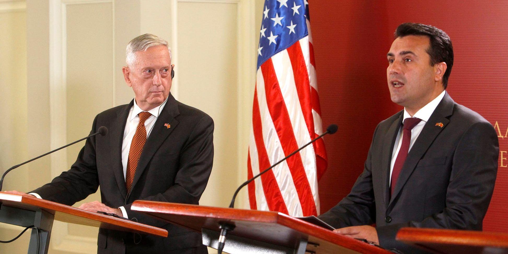 USA:s försvarsminister James Mattis under en presskonferens tillsammans med Makedoniens premiärminister Zoran Zaev i Skopje.