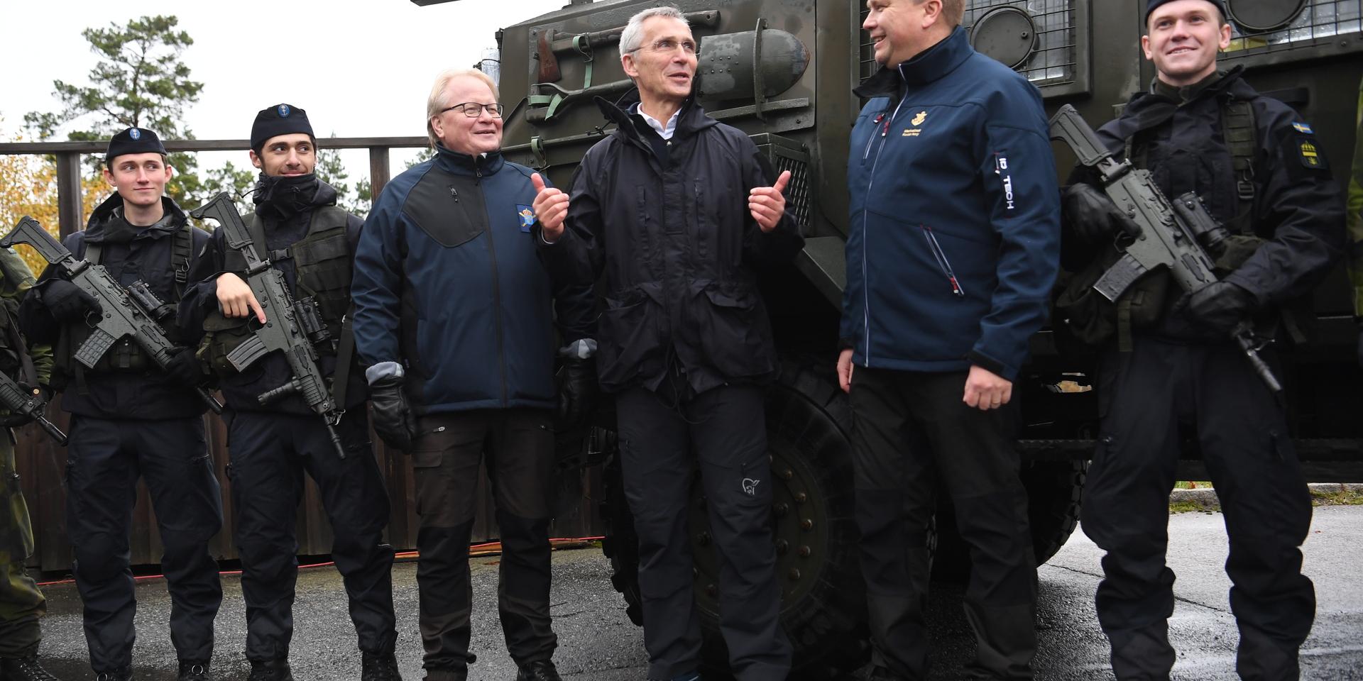 Sveriges försvarsminister Peter Hultqvist, Nato-chefen Jens Stoltenberg och Finlands försvarsminister Antti Kaikkonen under ett besök på Berga örlogsbas förra året.