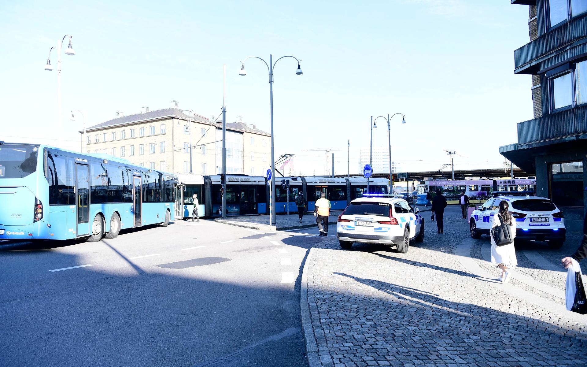 En spårvagn har krockat med en buss vid Odinsplatsen i centrala Göteborg.