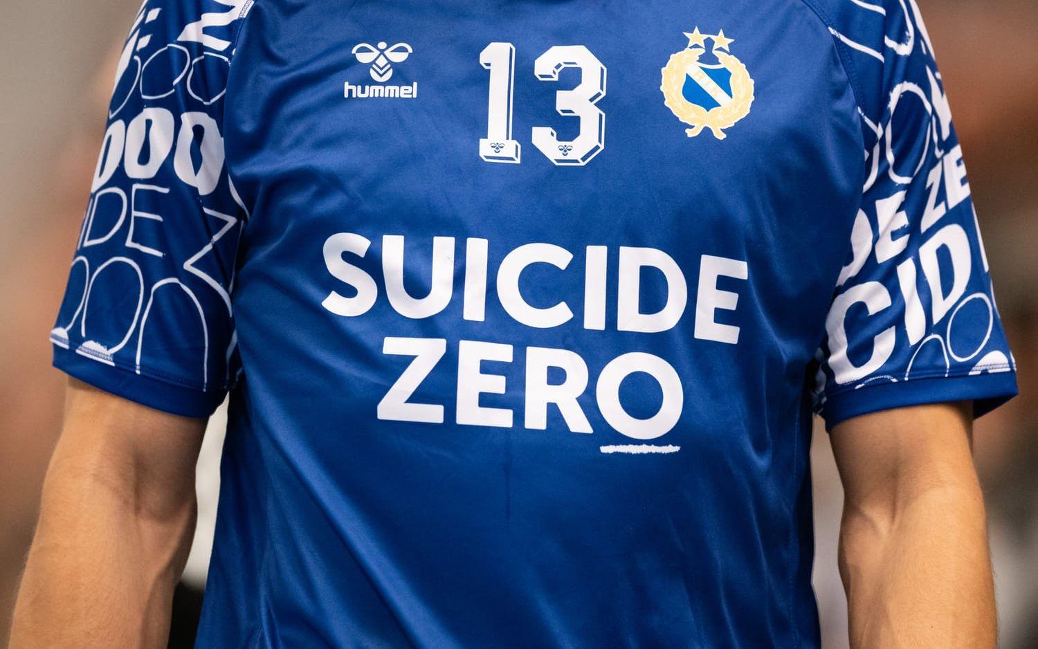 Redbergslid med Suicide Zero på sina tröjor under mötet med Aranäs.