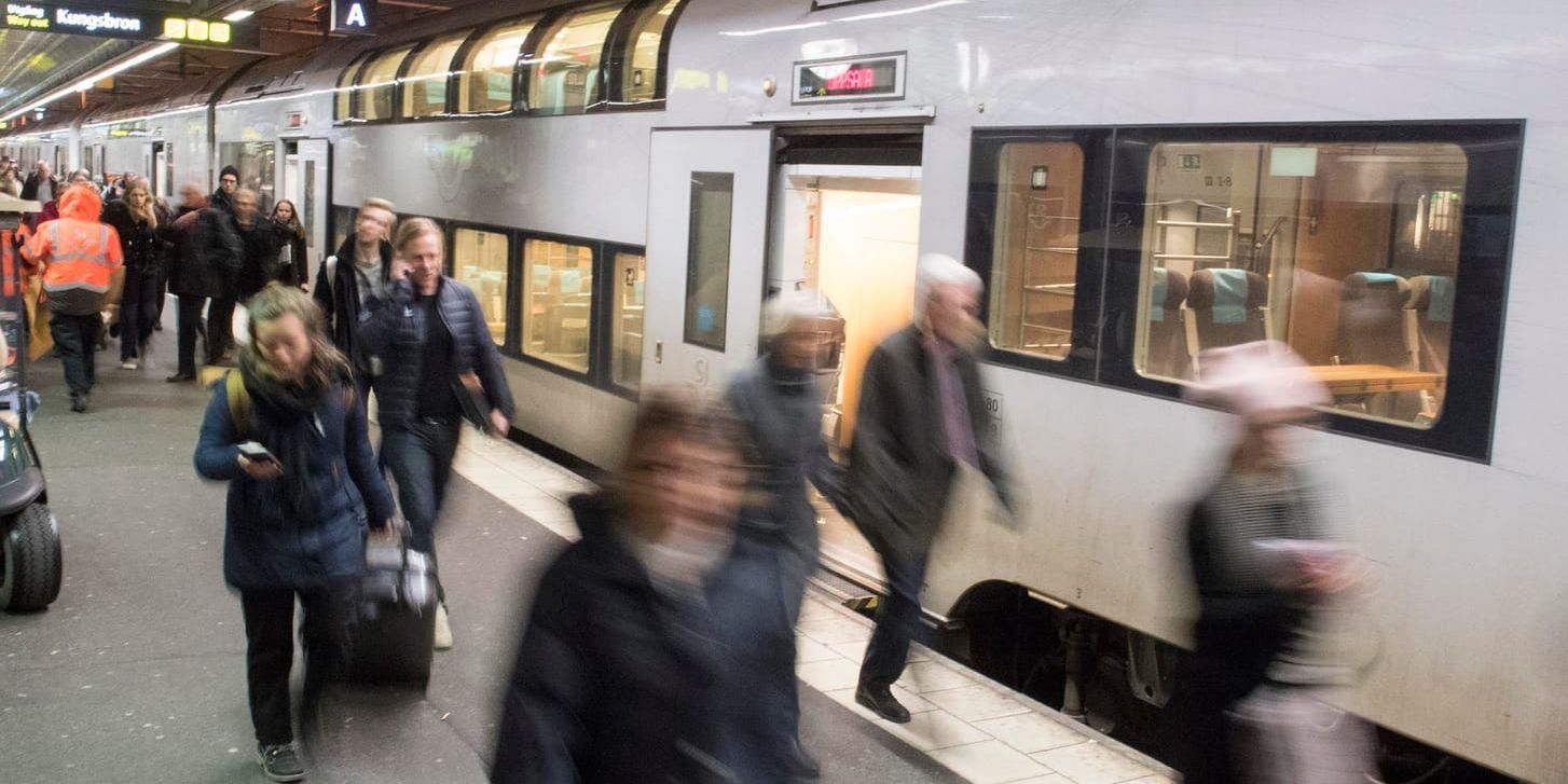 Förra året pendlade nästan 34 procent av alla som jobbar till en annan kommun, och siffran har vuxit på senare tid. Här syns pendlare med Uppsalatåget på centralstationen i Stockholm.