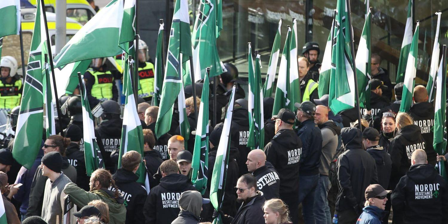 De plakat som bars i nazistdemonstrationerna i Göteborg 2017 med journalisten Willy Silbersteins namn och bild är att anse som en tryckt skrift. Det slår Högsta domstolen (HD) fast. Därmed är det möjligt att de kan konfiskeras. Arkivbild.