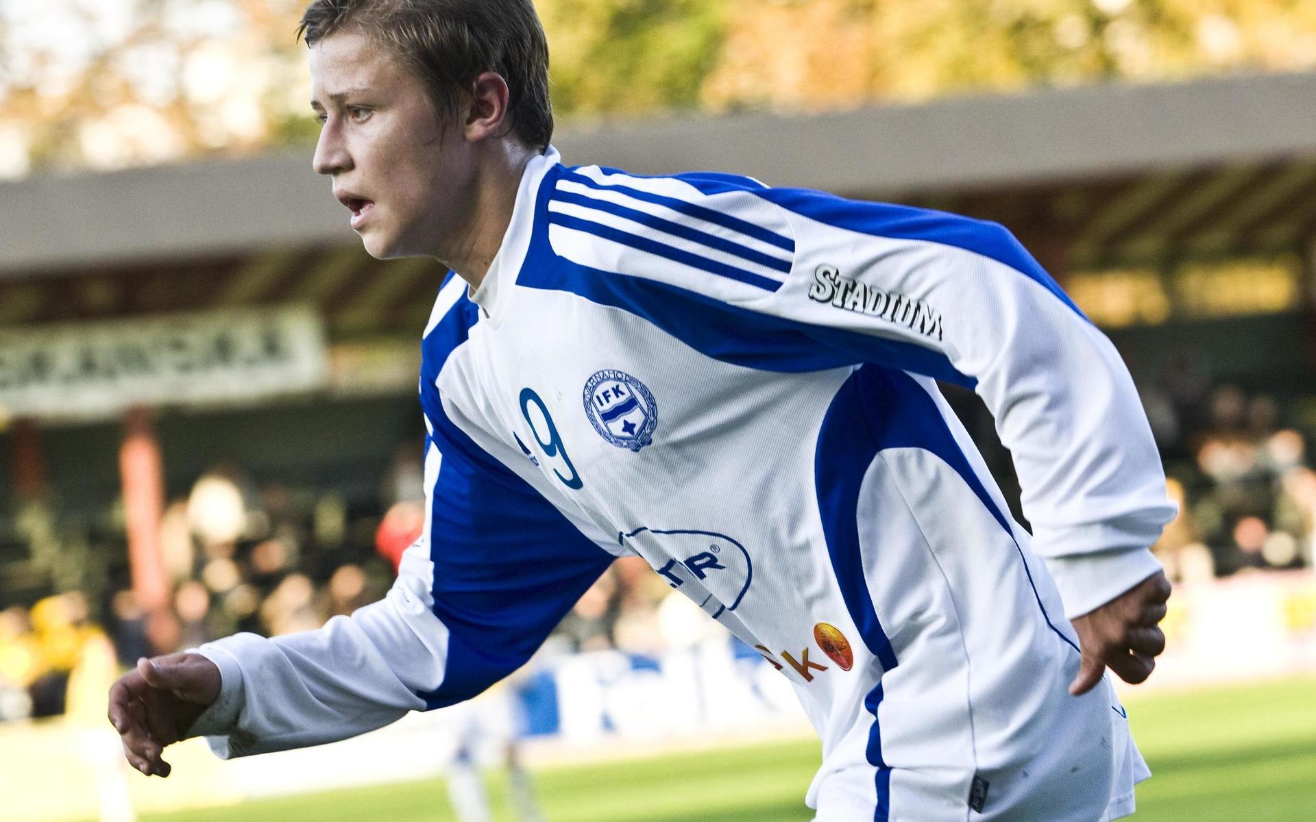 Simon Thern fick sin fostran i IFK Värnamo, med vilka han debuterade som 16-åring i division 1. 