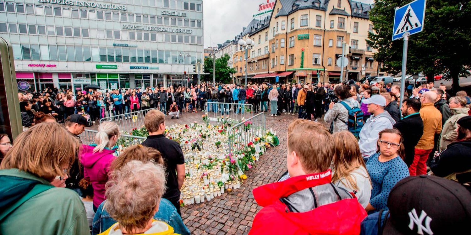 Den avspärrade platsen på Salutorget i Åbo där flera personer knivhöggs under fredagseftermiddagen.