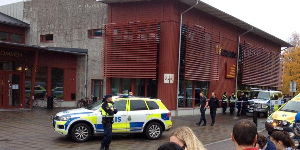 Flera personer är skadade efter en attack vid en skola i Trollhättan. Gärningsmannen sköts av polis.