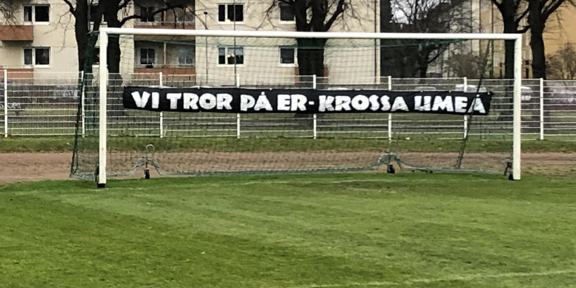 Öis har under avslutningen av superettan valt att stänga klubbens träningar för besök, men på Gamlestadsvallen hade fansen förberett med en banderoll. 