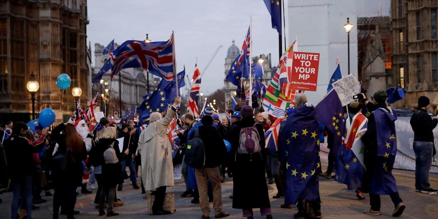 Demonstranter som är emot brexit utanför parlamentet i London.