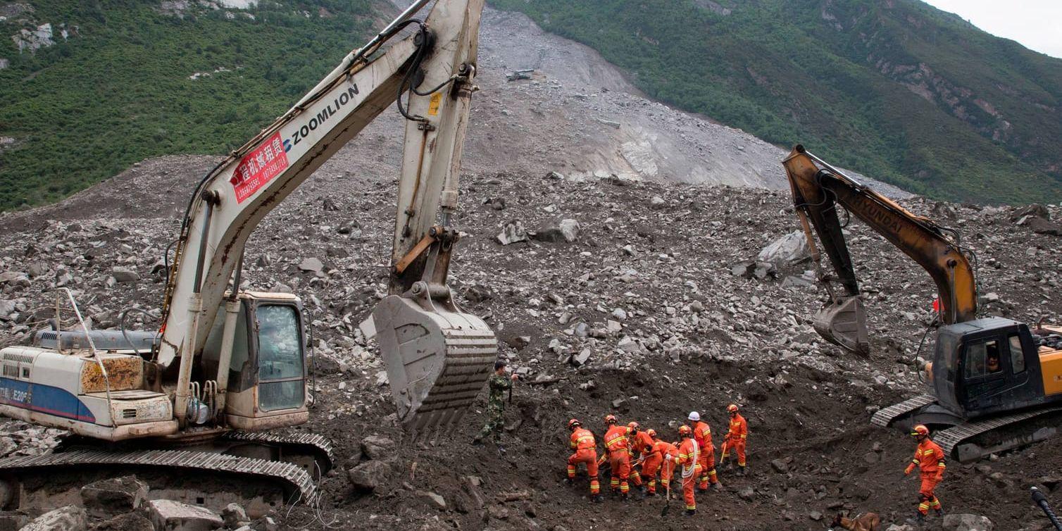 Skredet i lördags begravde en bergsby i Sichuanprovinsen. Ett intensivt räddningsarbete har pågått sedan dess.