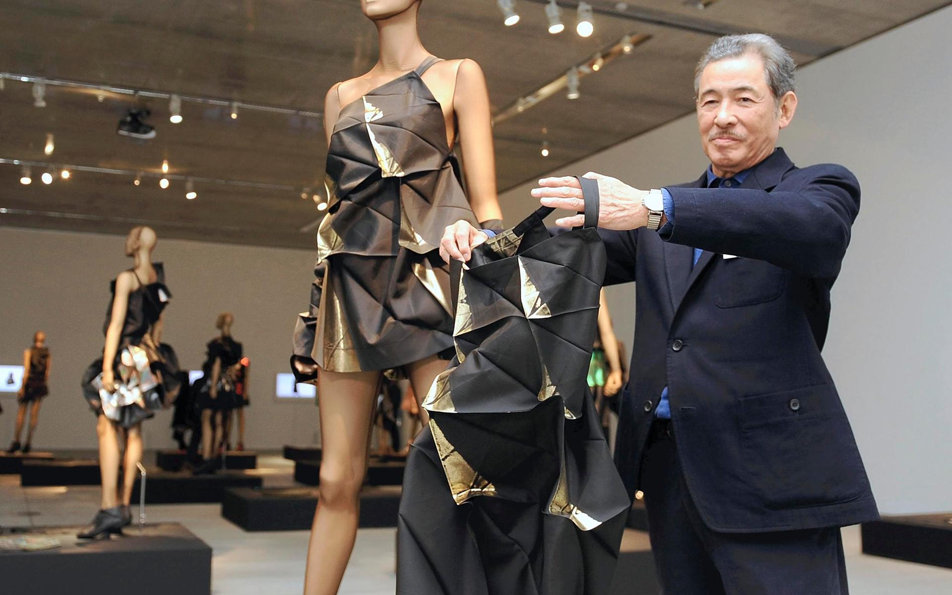 Modedesignern Issey Miyake har dött.