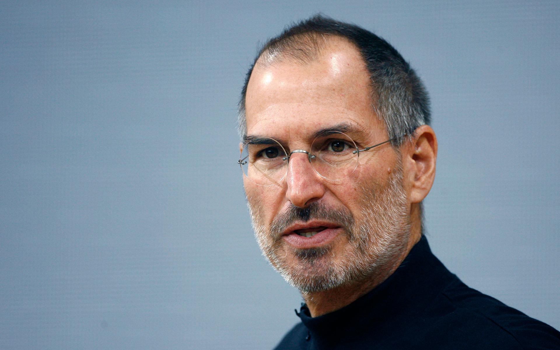 Issey Miyake låg bland annat bakom Apple-grundaren Steve Jobs ikoniska polotröjor.