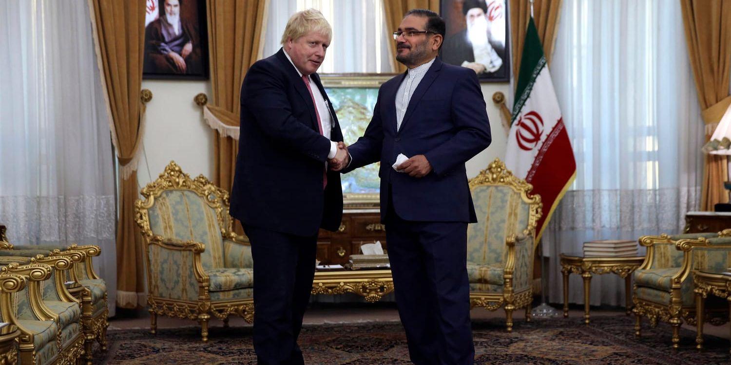 Ali Shamkhani i Irans Högsta säkerhetsråd, här på en arkivbild ihop med brittiske tidigare utrikesministern Boris Johnson, avslöjar att Iran träffat talibanföreträdare för att försöka mäkla fred i Afghanistan.