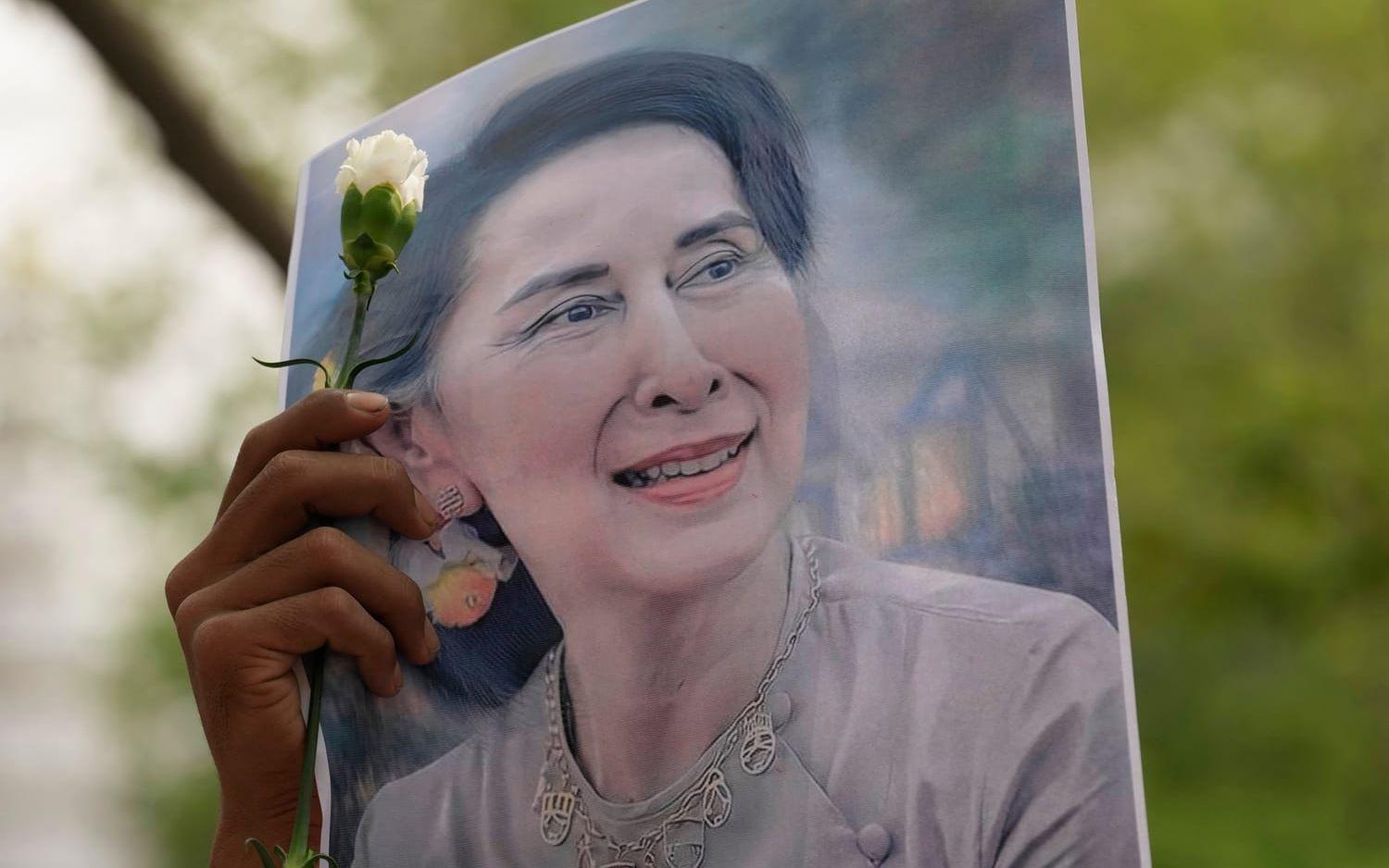Myanmars störtade ex-ledare Aung San Suu Kyii på en bild under en protest mot Myanmars juntastyre i Thailand 2024.