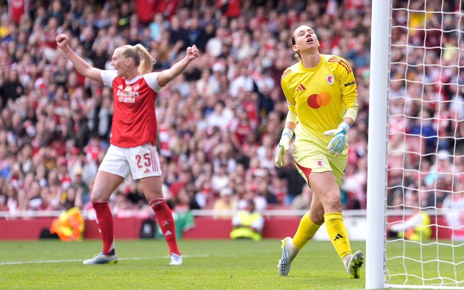 Lyons målvakt Christiane Endler deppar och Arsenalanfallaren Stina Blackstenius jublar i Champions League-semifinalen.