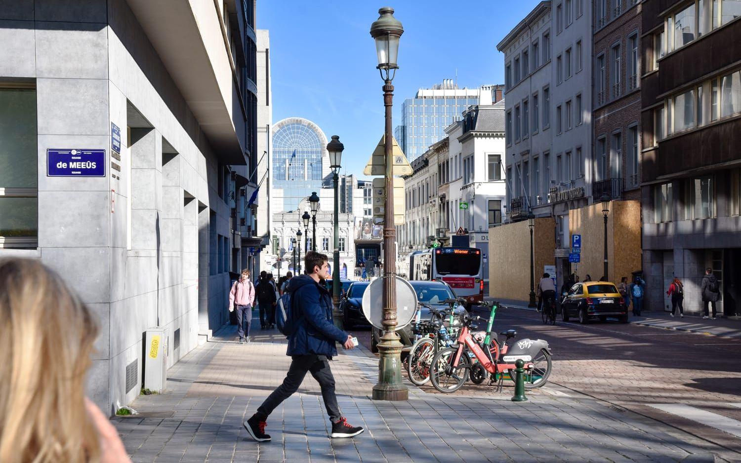 Gröna lyktstolpar kantar gator och torg nära EU-parlamentets huvudbyggnad i Bryssel. Stolparna utpekas för att ha använts för att hysa avlyssningsutrustning från nyfikna spioner.