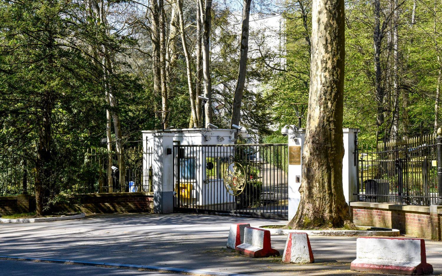 Rysslands ambassad i Belgien ligger i ett enormt komplex i södra Bryssel, skyddad av vakter och höga staket.