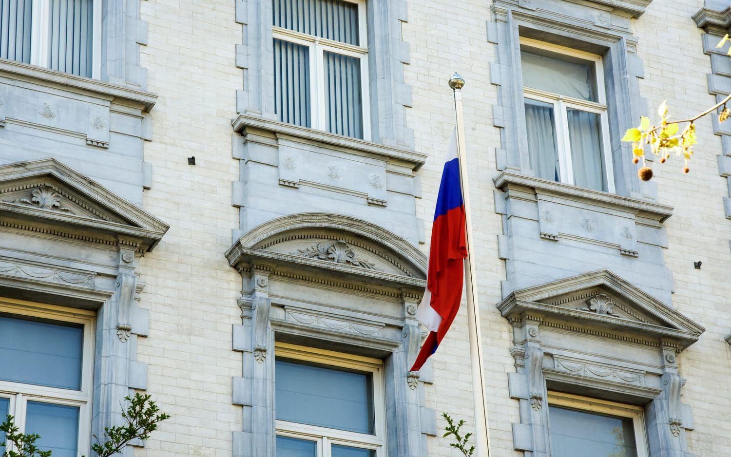 Den ryska flaggan vajar vid Rysslands EU-ambassad i centrala Bryssel, bara ett stenkast bort från den belgiska regeringens lokaler – och USA:s ambassad.