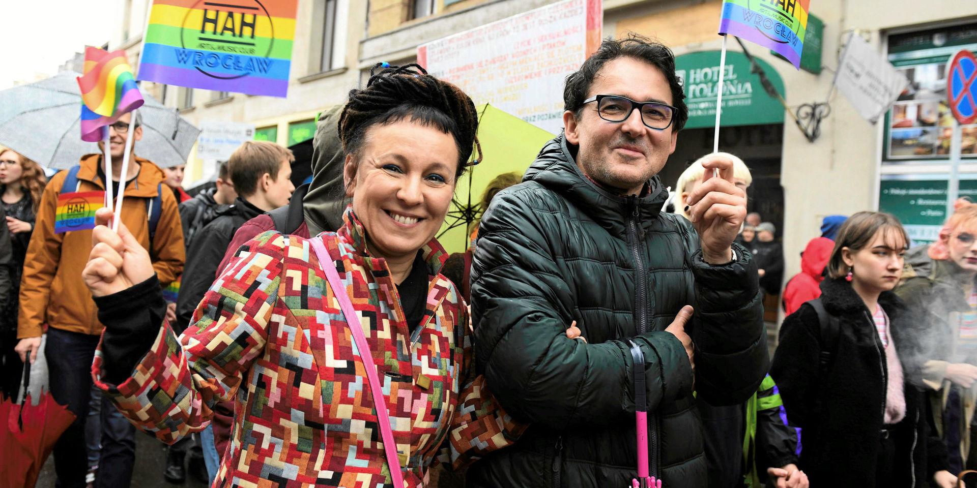 Olga Tokarczuk tar del av en jämställdhetsdemonstration i Wroclaw i Polen i oktober 2019.