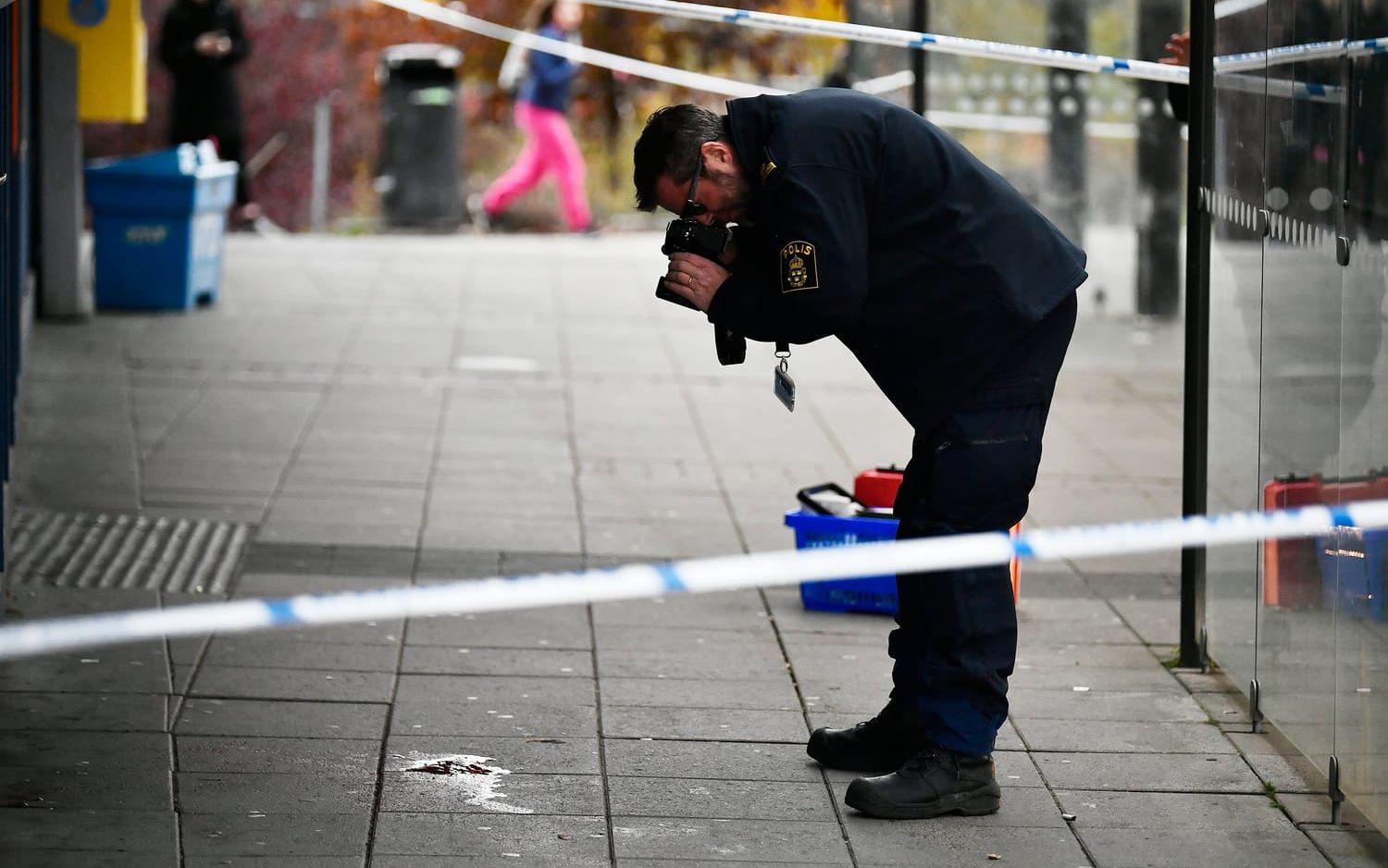Polisens tekniker är på plats på Eketrägatan efter att en man hittats svårt misshandlad.