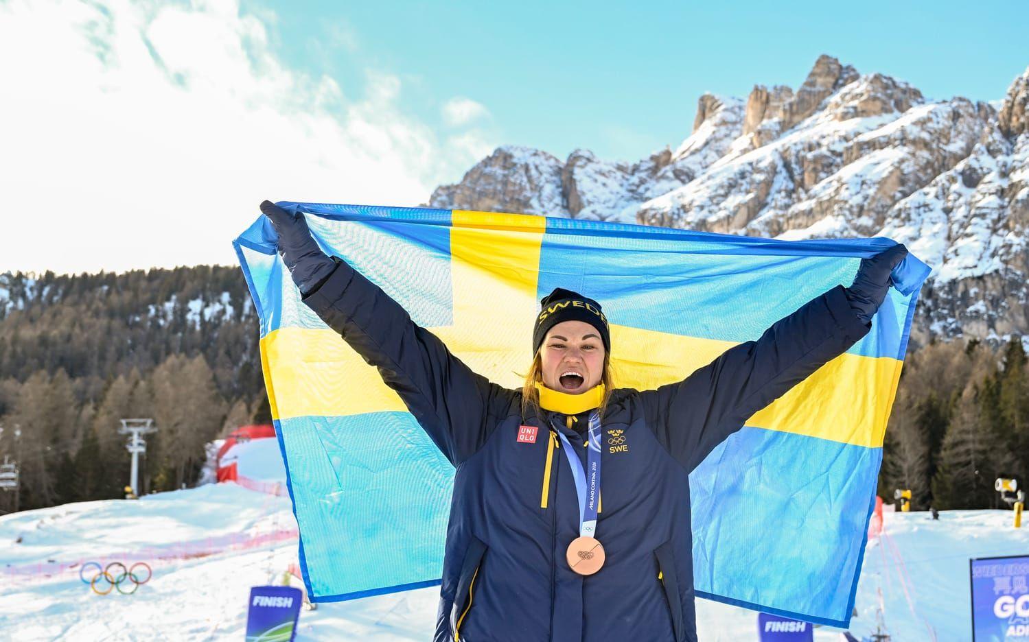 Anna Swenn-Larsson jublar med sin bronsmedalj under vinter-OS i Italien. Arkivbild.