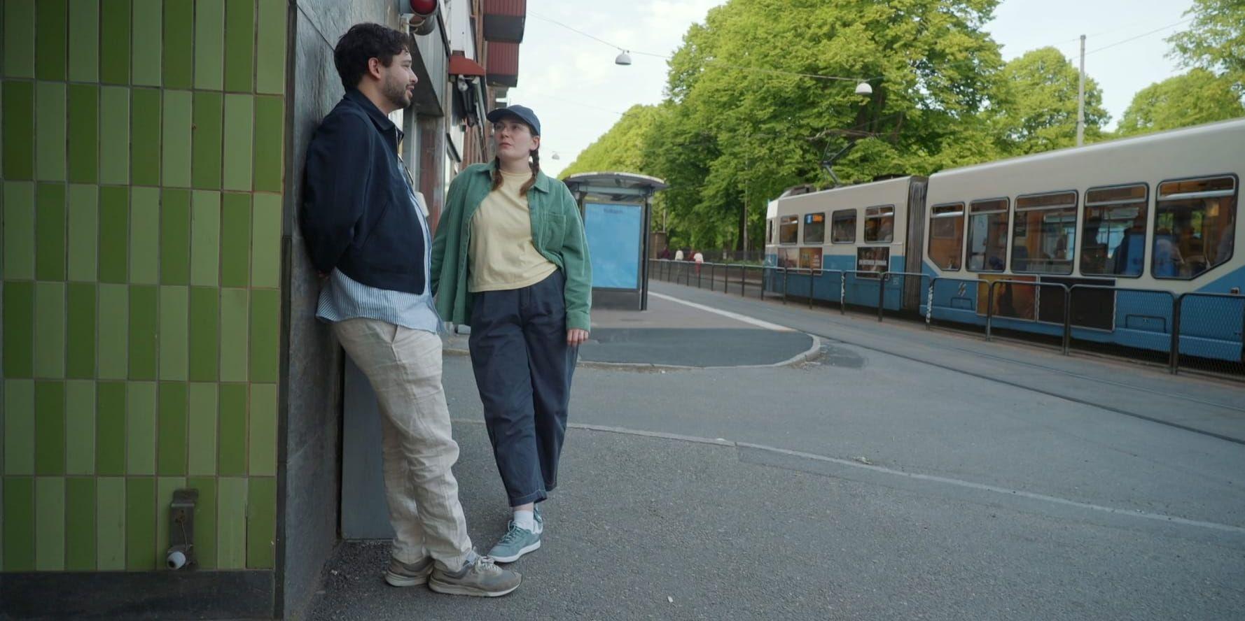 Sébastian och Amanda vid en spårvagnshållplats i Göteborg.