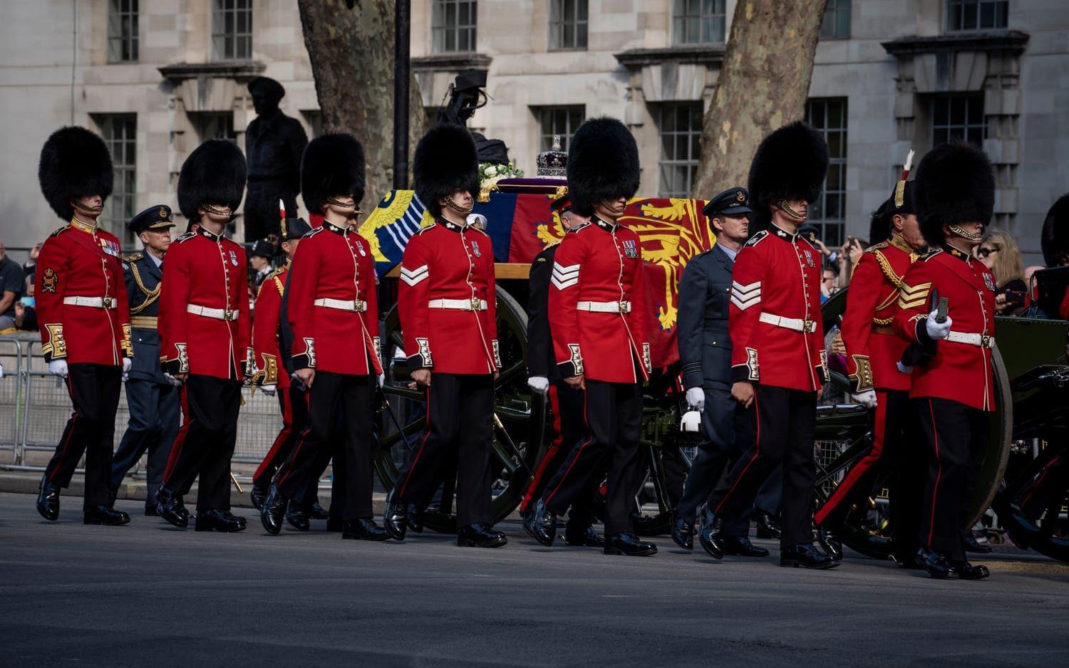 Drottning Elizabeth II kista bärs mot Westminster Hall. 